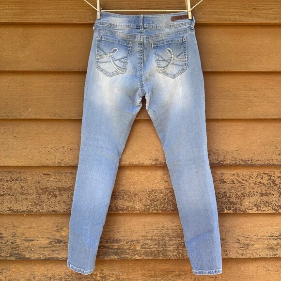 Wallflower Womens Light Wash Skinny Jeans Mid-Rise Stretch Denim Size 7 - Picture 3 of 14
